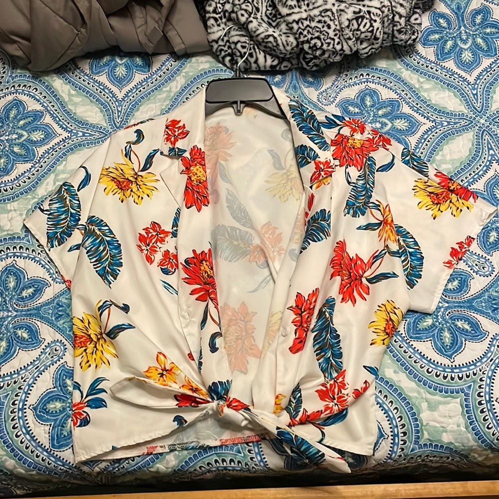 Cute cropped Hawaiian shirt with vibrant flowers and loose fit.